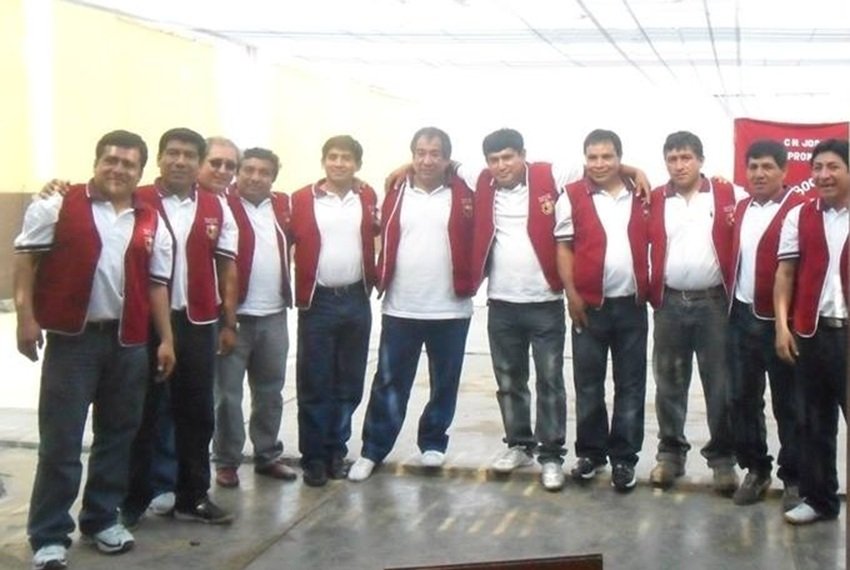 Elegancia y Orgullo Razurino: Nuestros Chalecos Granates